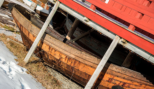 Barche sotto ad una casa di legno