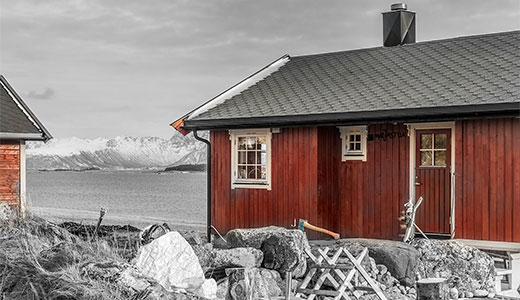 Una tipica casa di colore rosso in riva ad un fiordo