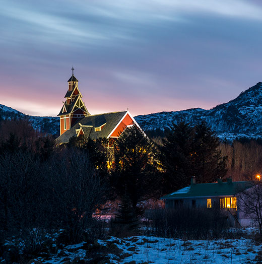 La chiesa di Gravdal anche questa di colore rosso