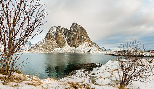 Montagna si riflette nel fiordo nei pressi di Hamnoy