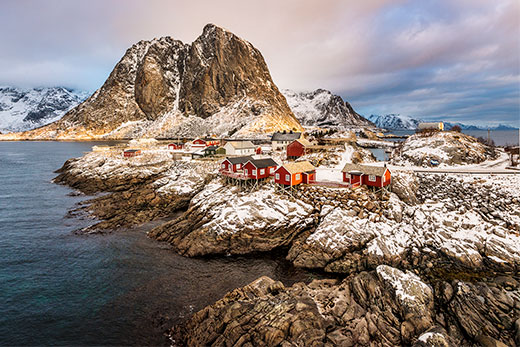 Vista del paese Hamnoy all'alba